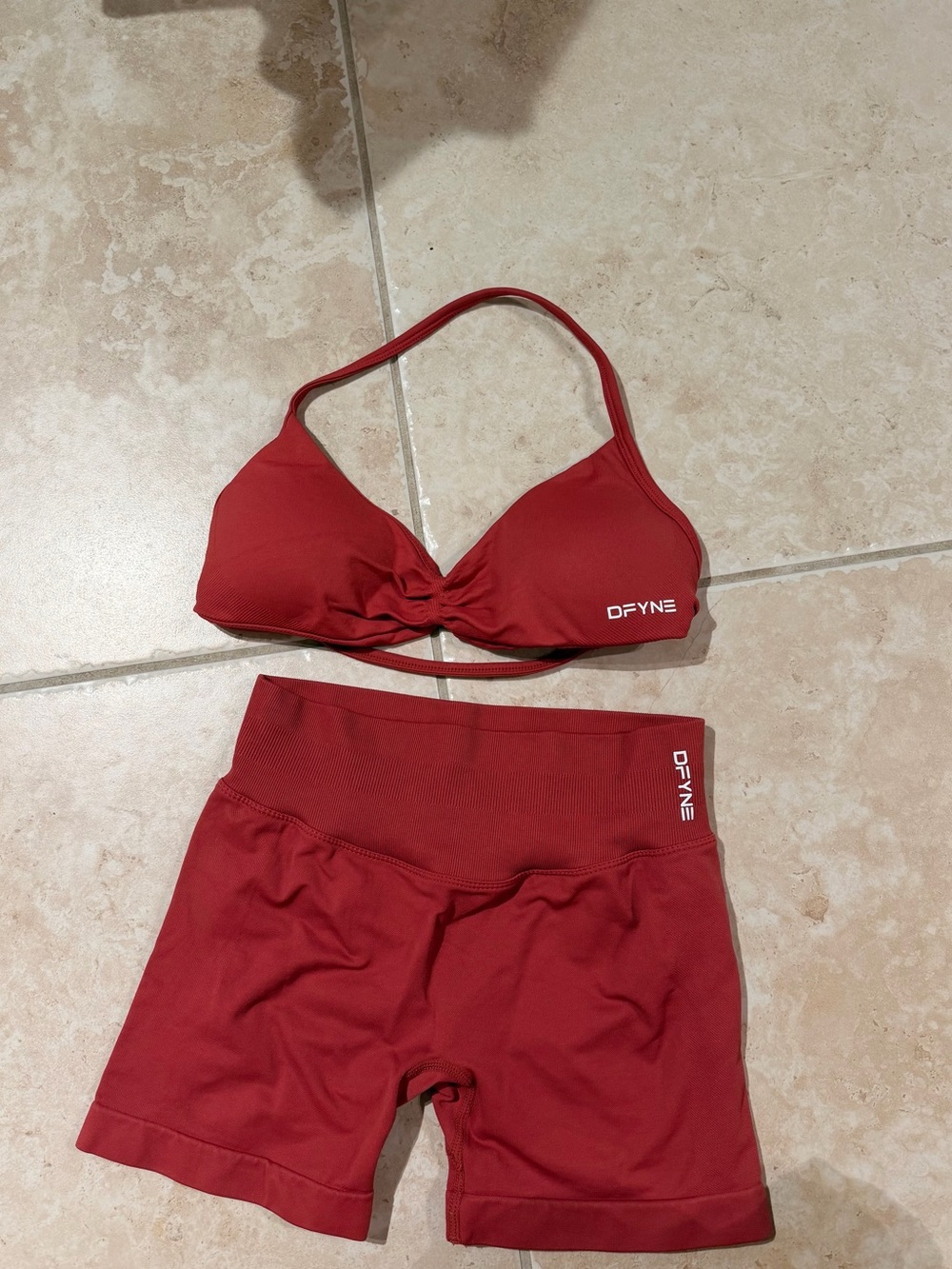 DFYNE Women's sports bra and shorts - Picture 2 of 6